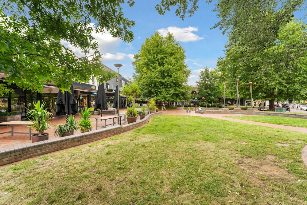 Perfect Location 1-bed With Balcony, BBQ & Parking