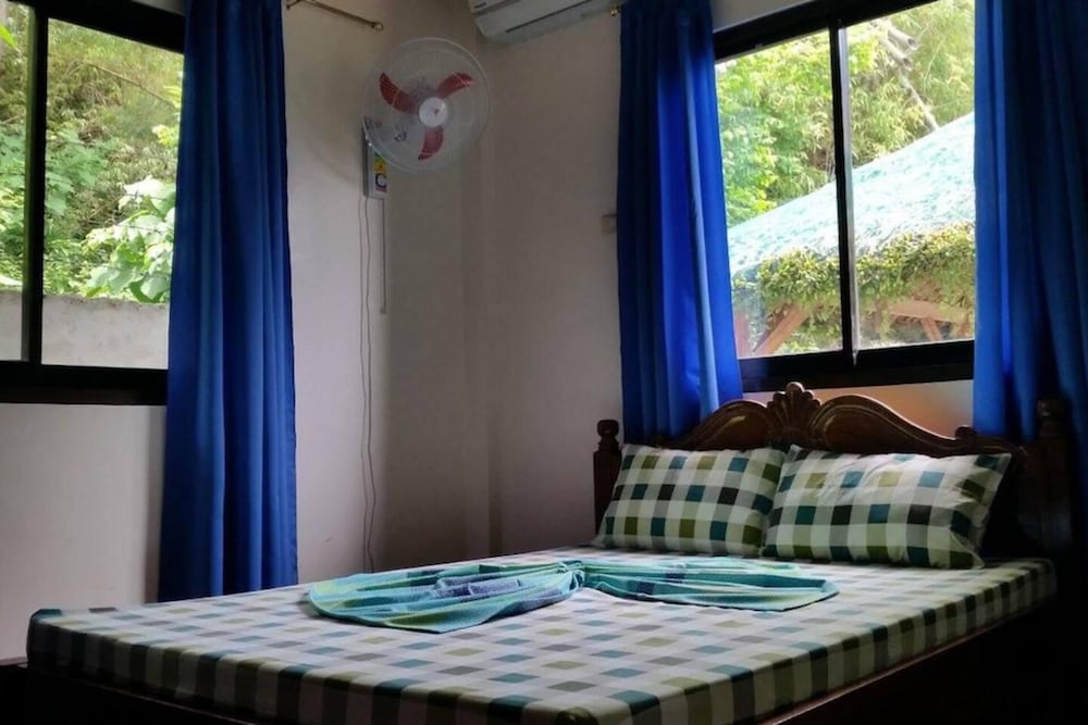 Charming 6-bed House in Puerto Galera view 3