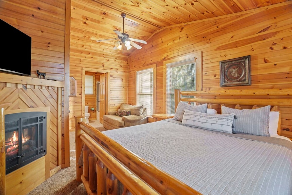 Stunning Mountain Cabin w Hot tub