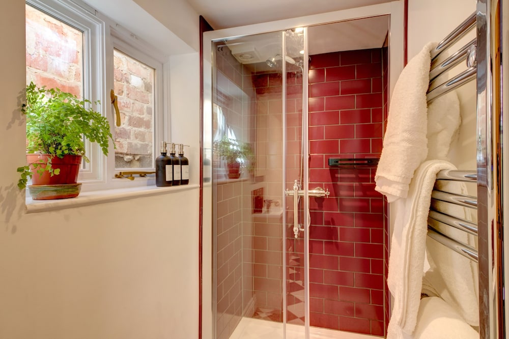 Devizes Vacations - The Green Parrot - Property Image 9