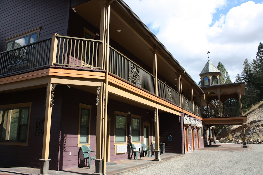 Hearthstone Elegant Lodge by the River