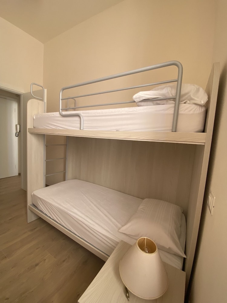 Three-room Apartment Sleeps 5 IN THE NEW Town Area-rif Iaco