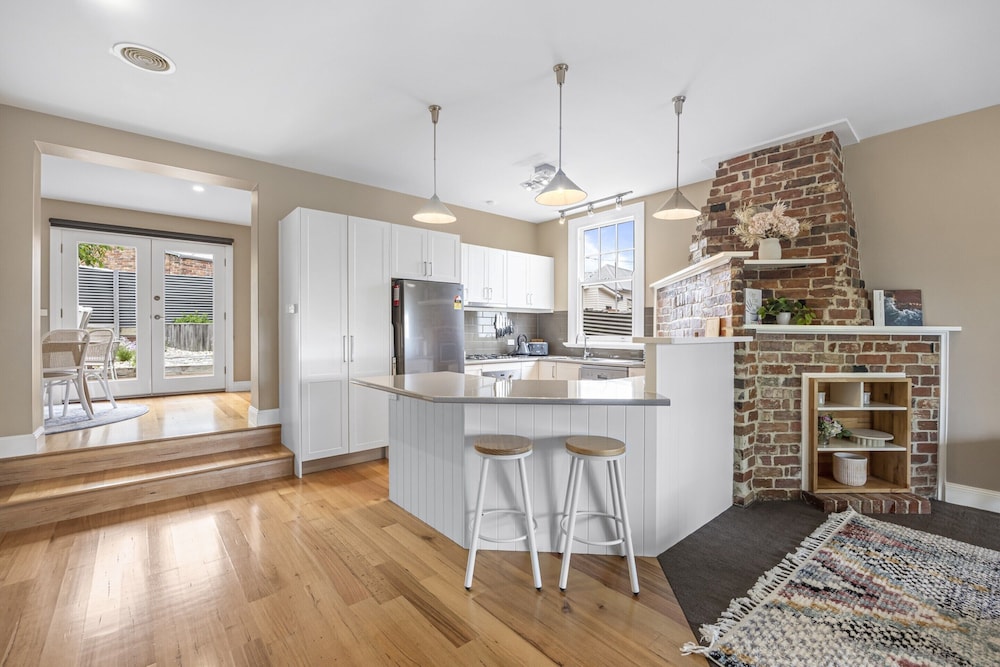 Lovely 3-bed With Alfresco Dining in Prime Suburb