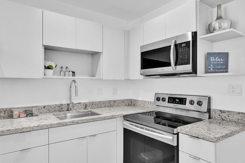 Modern Hallandale Apt w/ Backyard Near Beach