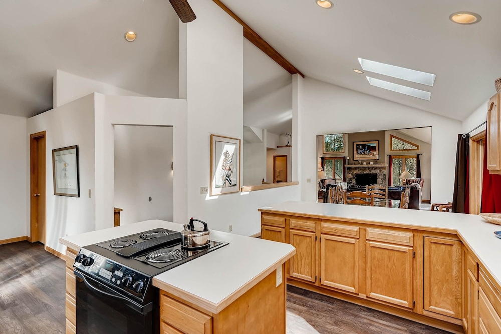 Spacious 4bdrm /sleeps 10, Stunning Views, Fireplaces 4 Bedroom Home by RedAwning