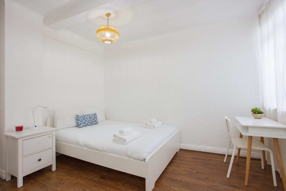 Contemporary 2 Bedroom Flat in Bayswater