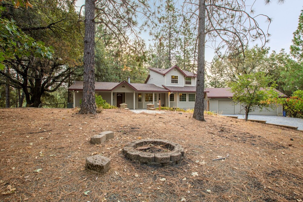 Mountain Retreat with Hot Tub Pool Table - Just over 1 hour to Squaw Valley Resort! by RedAwning - Property Image 21
