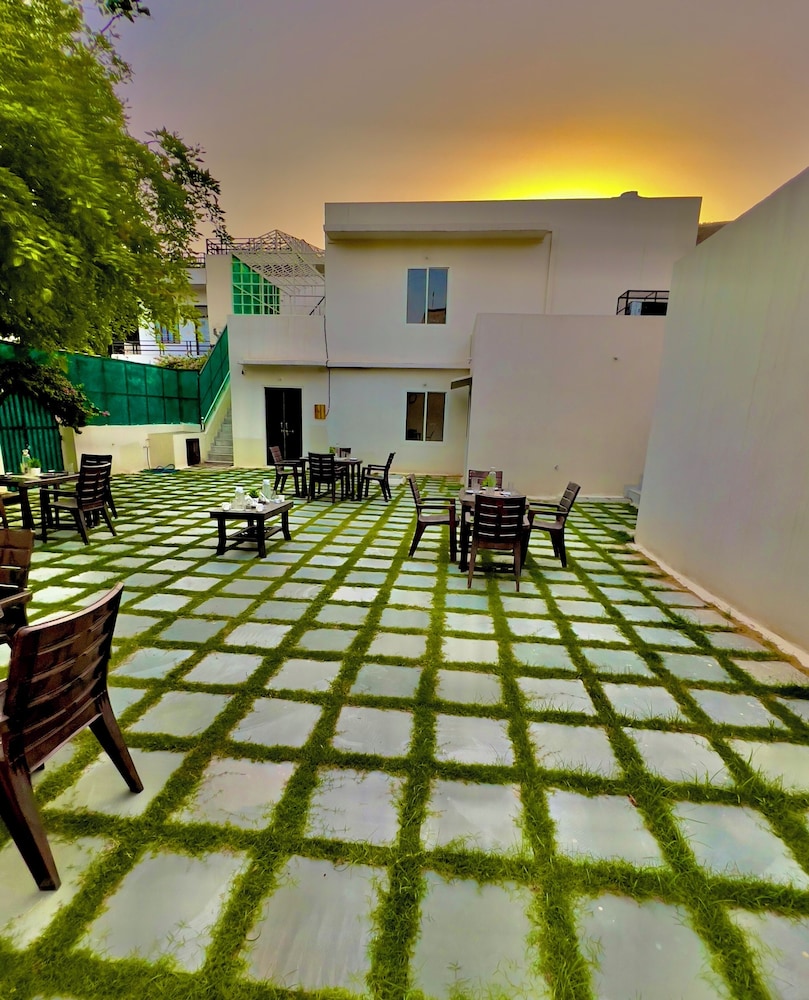 Hostel ivory