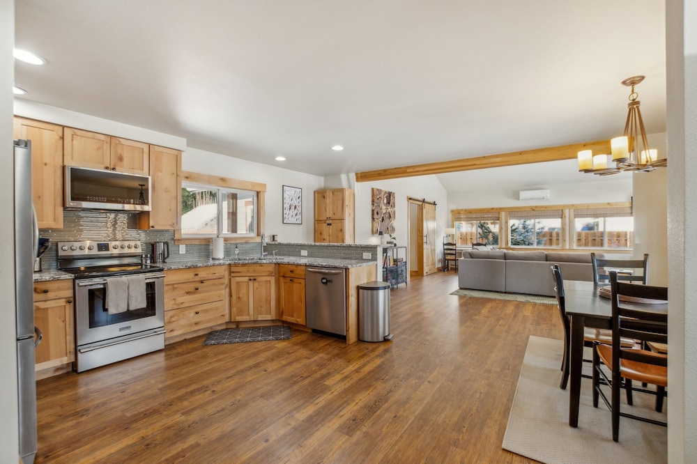 Mountain Retreat With Hot Tub, Game Room And Yard 3 Bedroom Home
