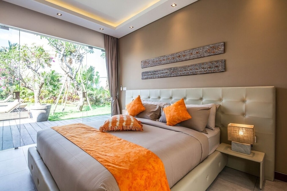 Splendid 6BR Villa, Just 400m to the Shoreline