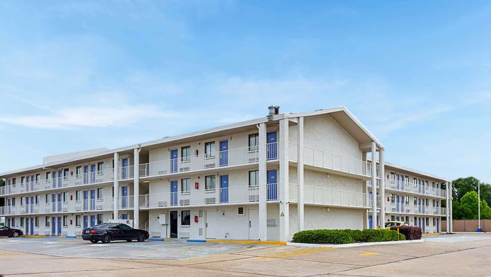 Hotel Super 6 Inn & Suites Baton Rouge - Image 1