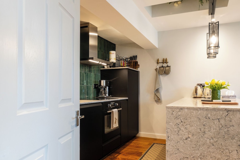 Stunning High Street Loft in Cheltenham