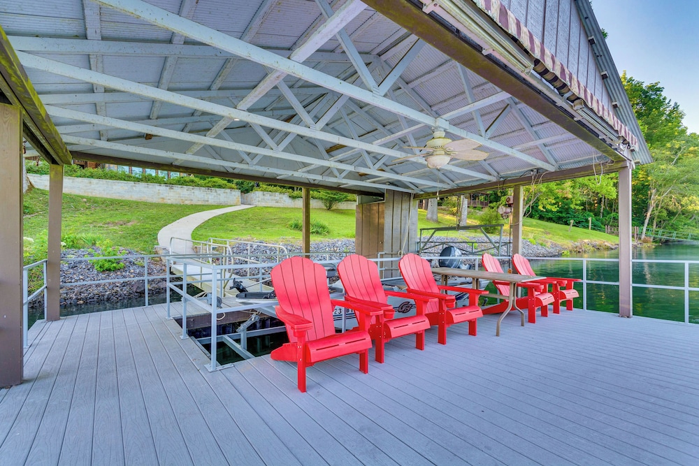 Family-friendly Riverfront Manor on the Little Red view 4