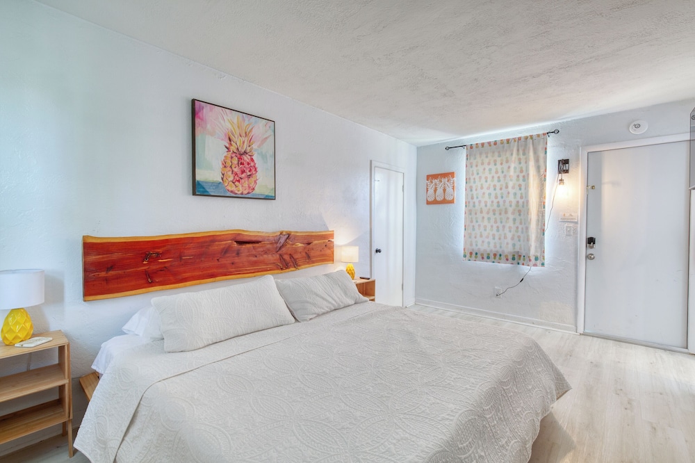 Pineapple Shores Retro Inn
