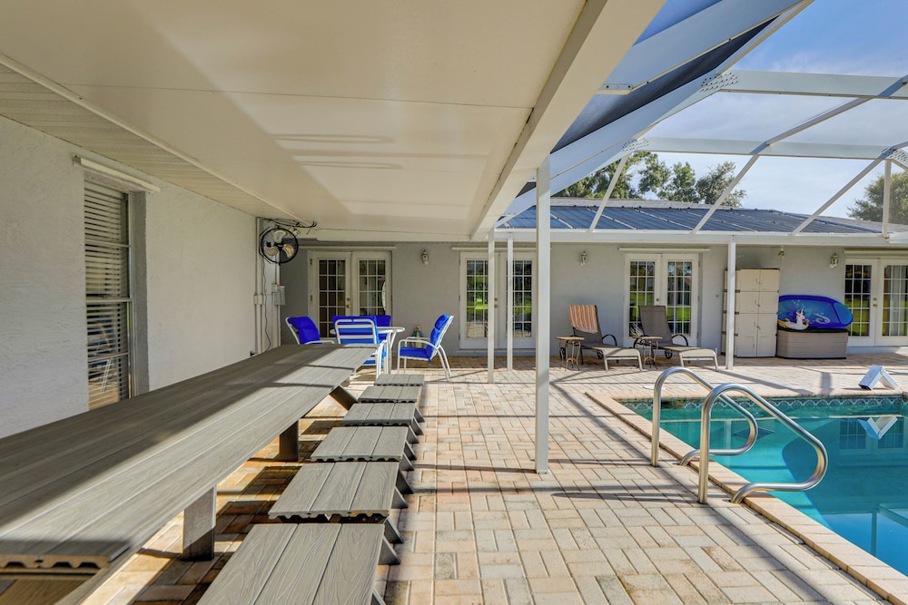 Sunny Sarasota Stay: Screened Pool + Pet Friendly