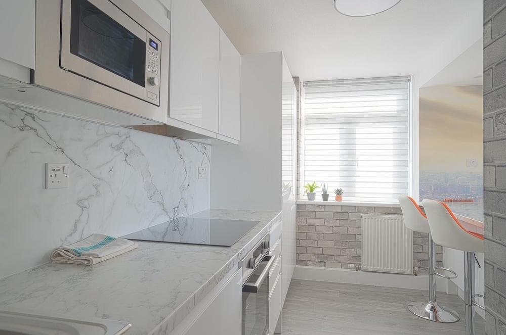 Central Brighton 1-bedroom Flat Modern & Bright Walk to Beach Sleeps 2
