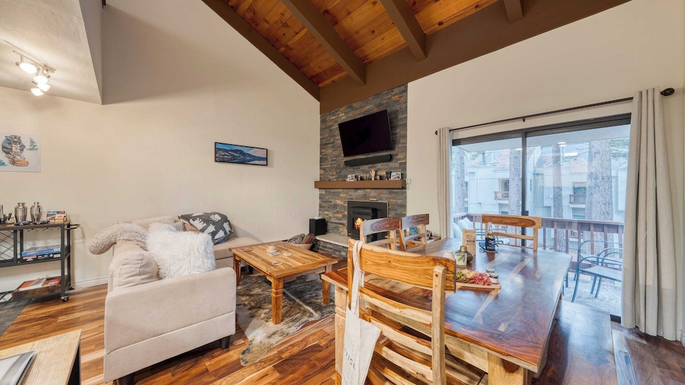 Crystal Pines Cozy Lake Tahoe Escape With Fully Equipped Kitchen and Balcony Views