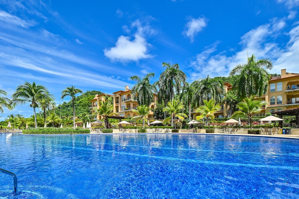 CR Luxury Los Sueños Condos