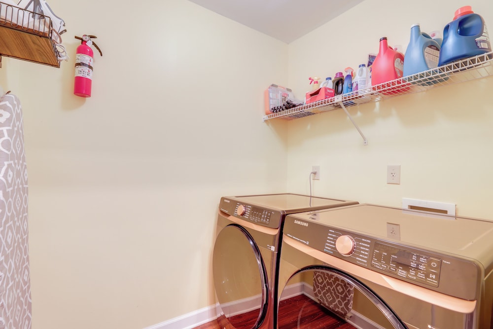 4 Mi to Stone Mountain: Retreat w/ Office!