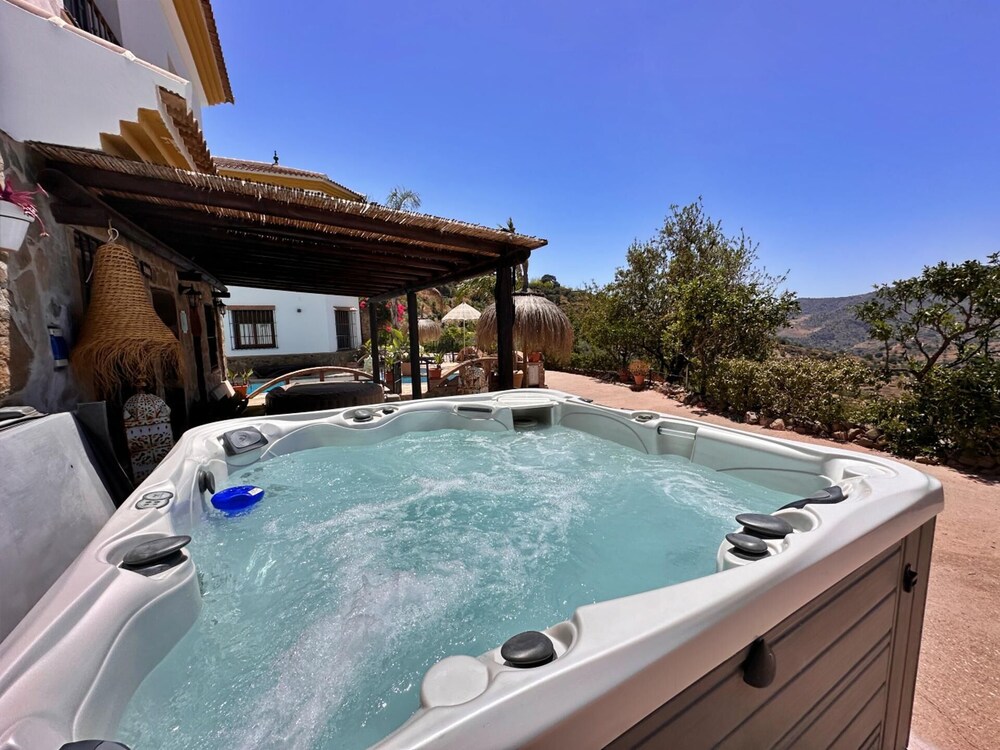 Sayalonga Villa Retreat With 7 Bedrooms