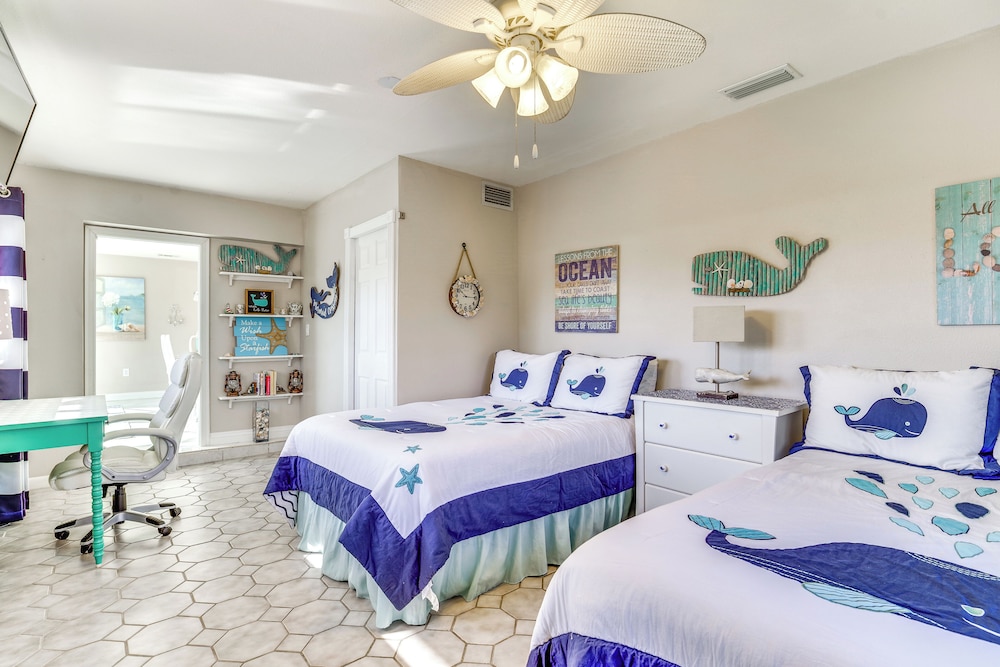 Centrally Located Cocoa Beach Haven: Walk to Shore