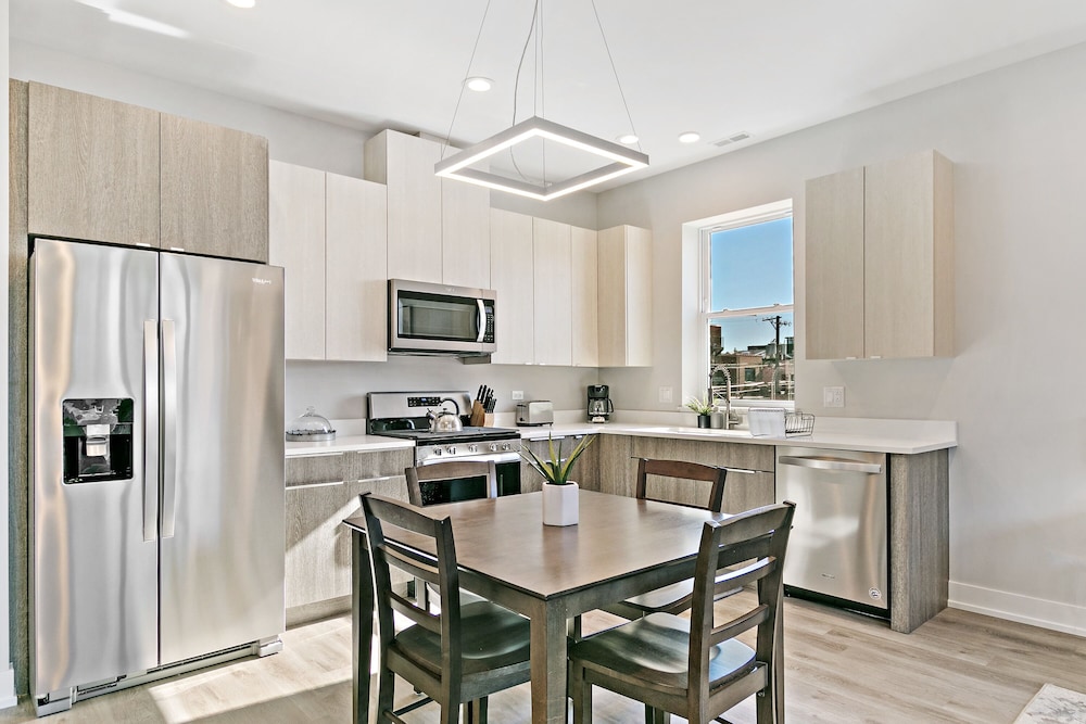 Upscale 3BR Apt with Parking in Ashland - Image 2