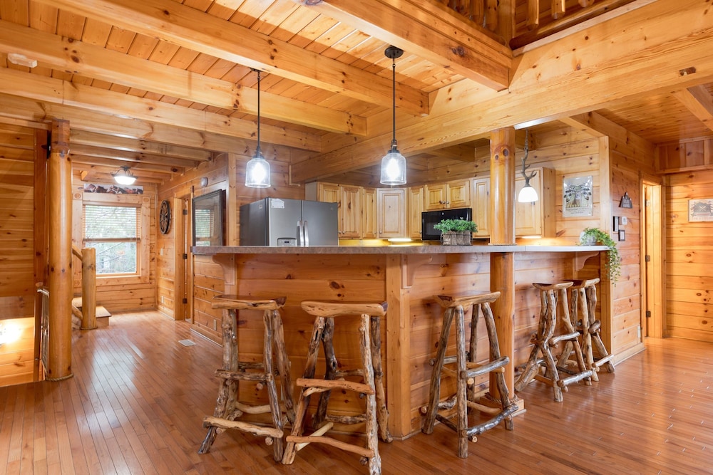 The Big Easy Spacious Mountain Retreat Hot Tub Deck Premier Location