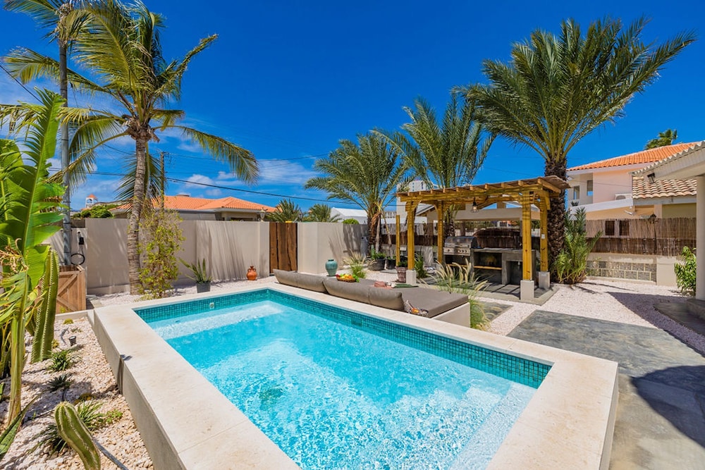 Newly Renovated Amazing Location Private Pool