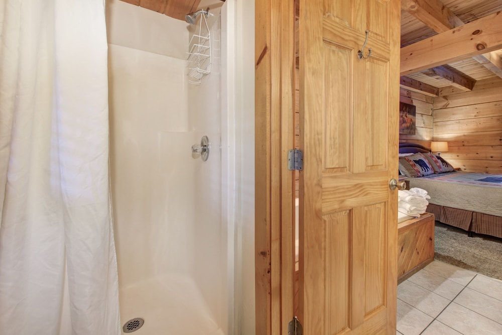Mariettas Dream 2br in Mountains w/ Hot Tub! - Property Image 2