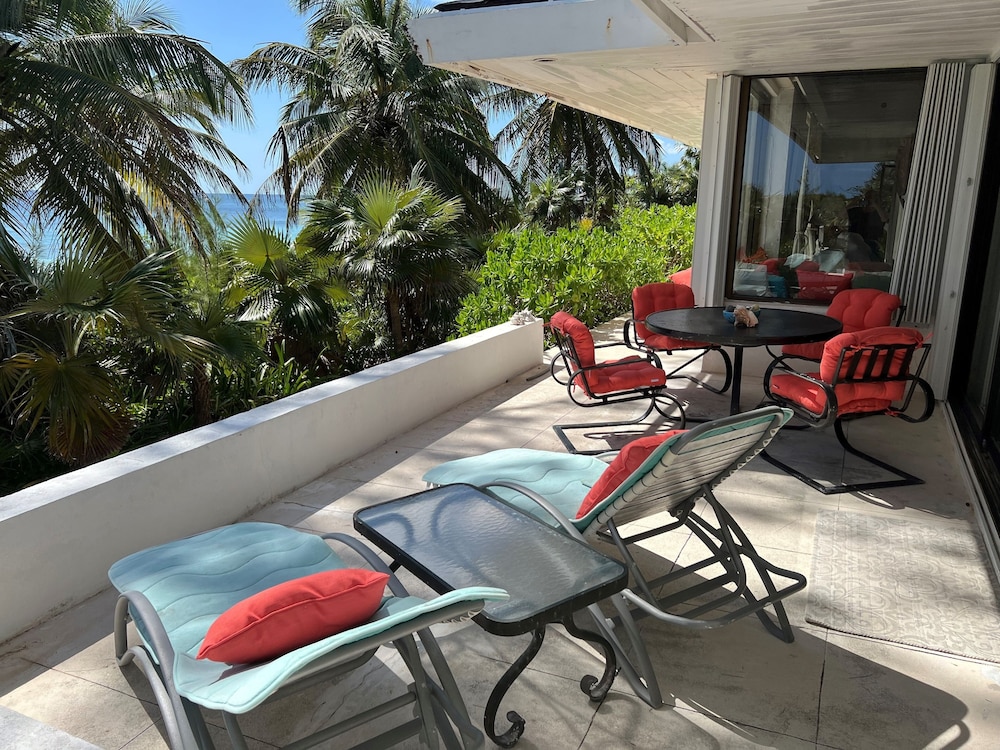 Hohum - Private Beachfront House On Exclusive Windermere 3 Bedroom Home