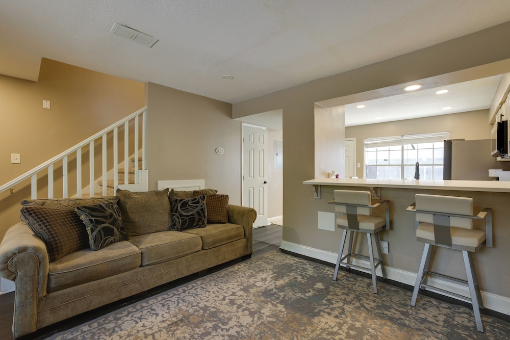 Near Airport & Interstate: Houston Area Townhome