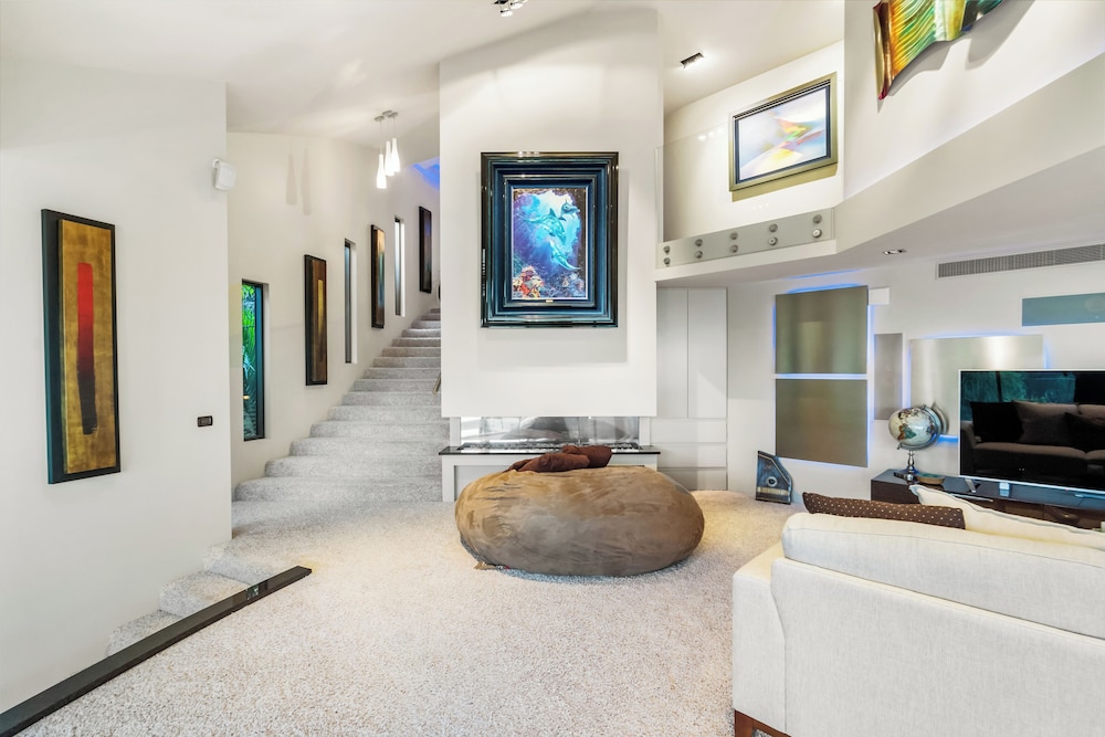 Jacuzzi Suite - Ocean Views & Beach
