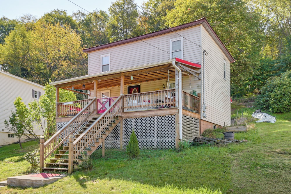 3 Mi to Blackwater Falls: Peaceful Retreat w/ Deck