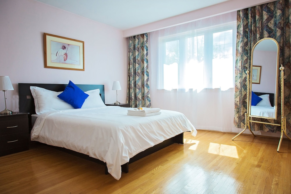 Charlton Suites Guest House - Image 1