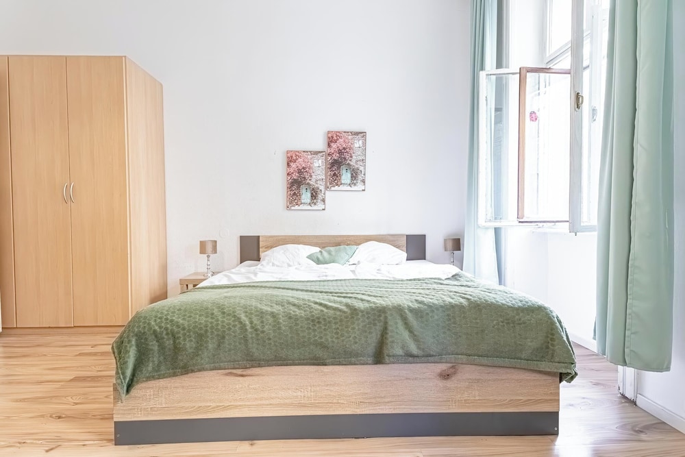 Simple 1BR Apt Long Stay Near Belvedere