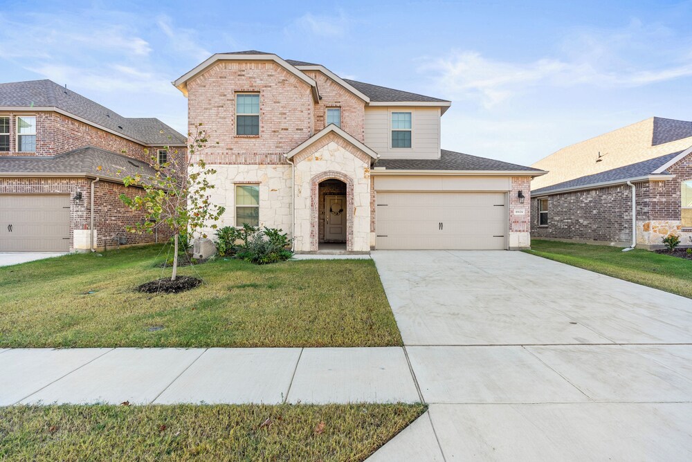 Luxurious 4-Bed Home in Aubrey TX