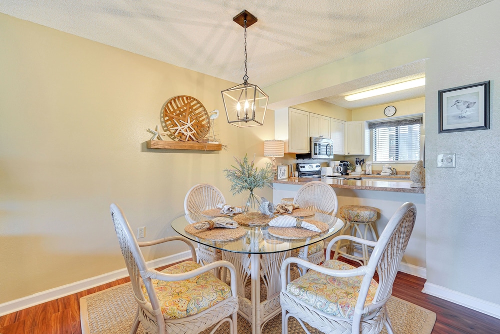 Breezy PCB Retreat w/ Balcony - Walk to Beach!