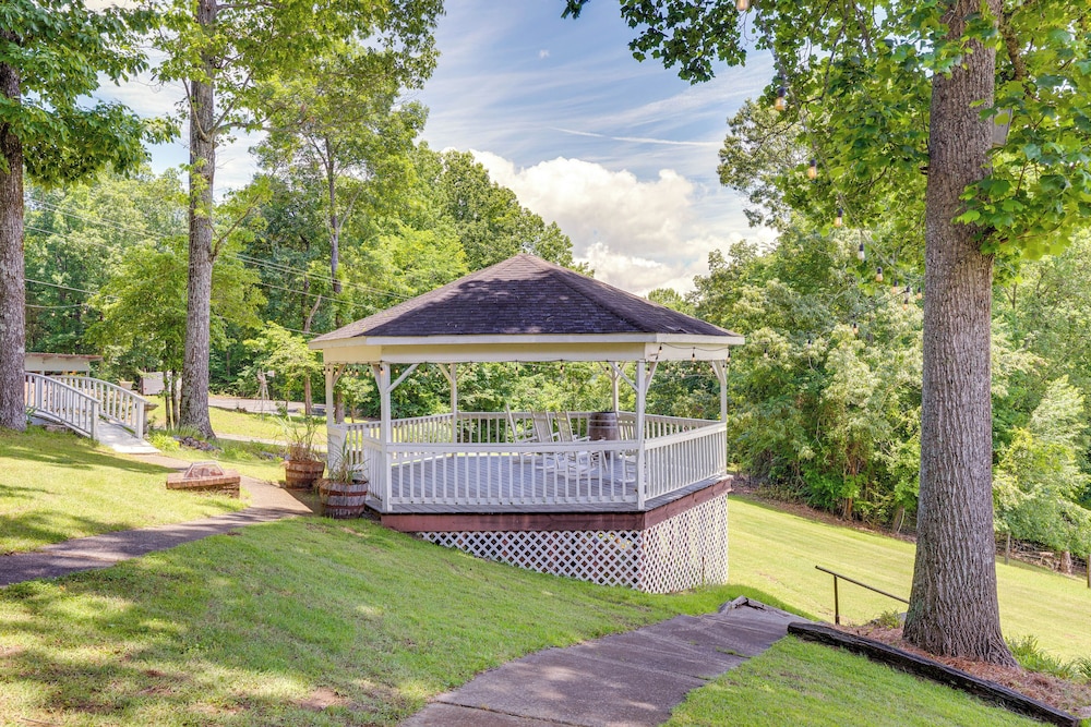 1 Mi to Lake Guntersville: Scenic Condo Retreat!