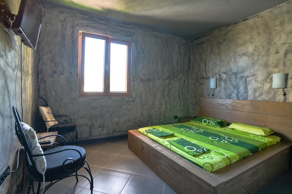 Stone Studio Flat 10 min to Beach in Bar view 4