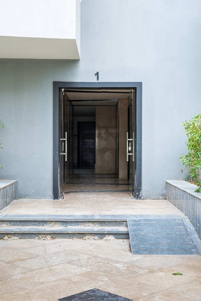 Xuru Stays I Waterfront Designer 2BR - 5 min to Airport
