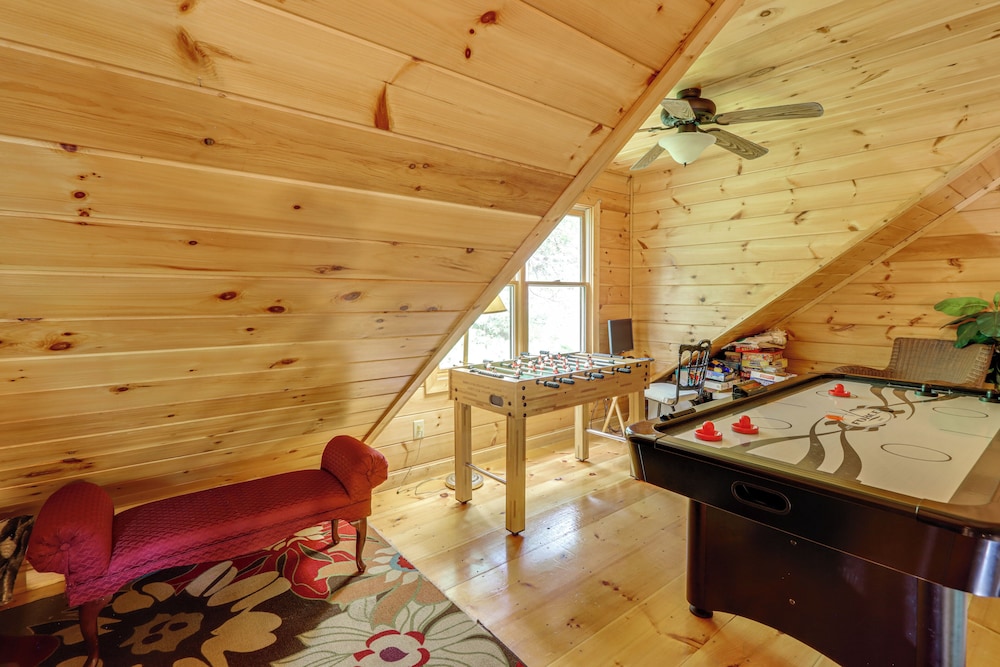 Pet-friendly Resort Cabin 5 Mi to Dtwn Ellijay!