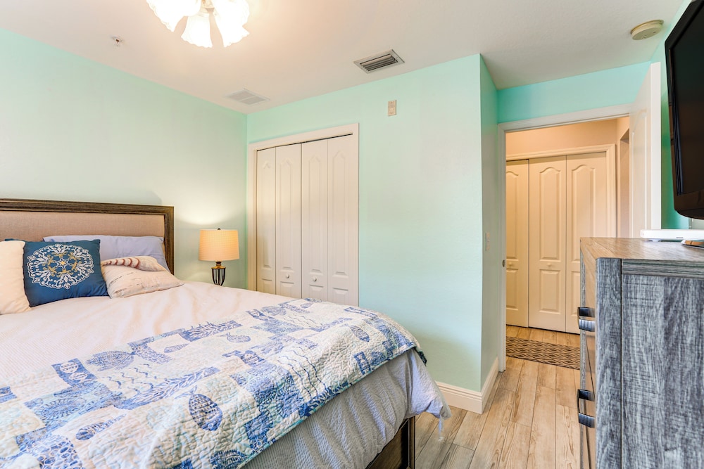 Lake View & Screened Balcony: Estero Getaway!