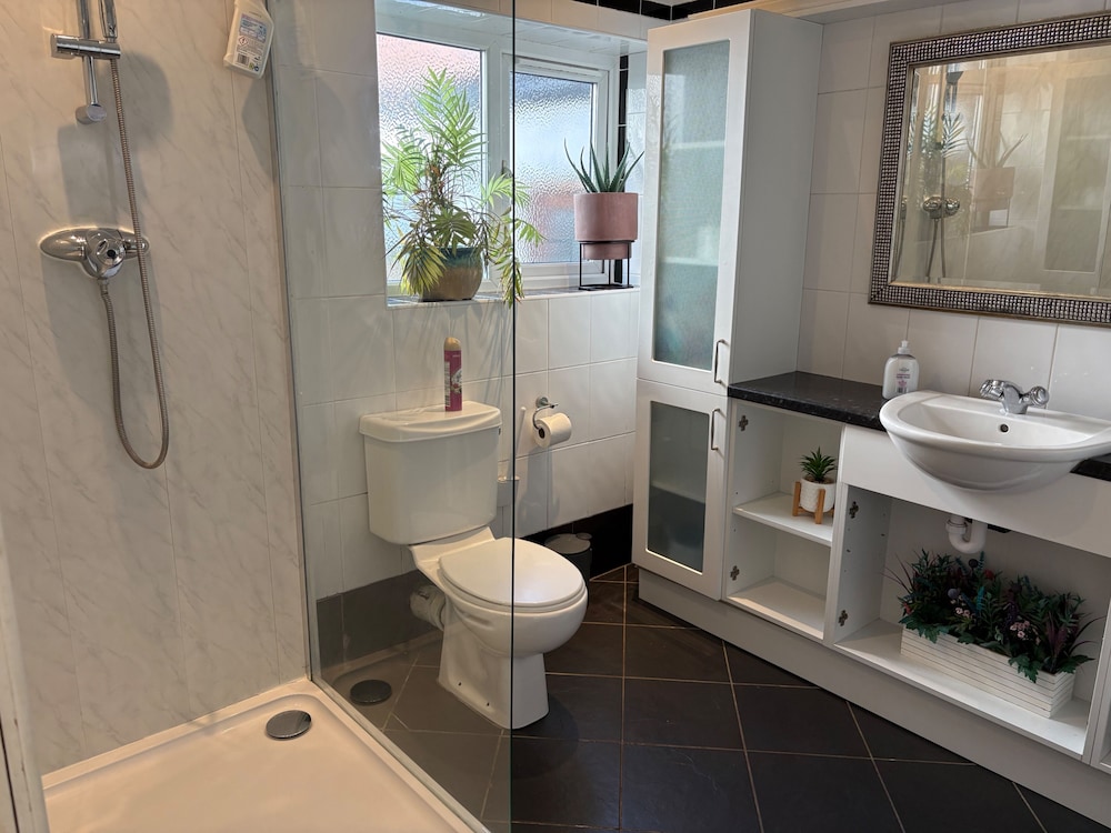 10 Guests - 5 Bedrooms - Free Parking - Petok