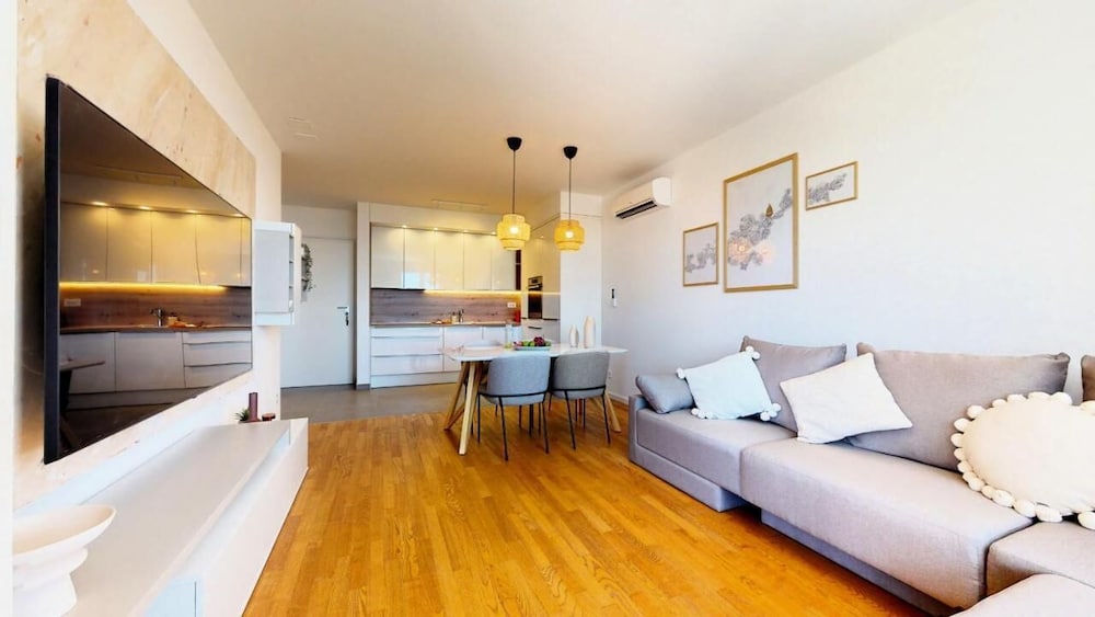Mika's 2-Bedroom Seaview Flat & Parking