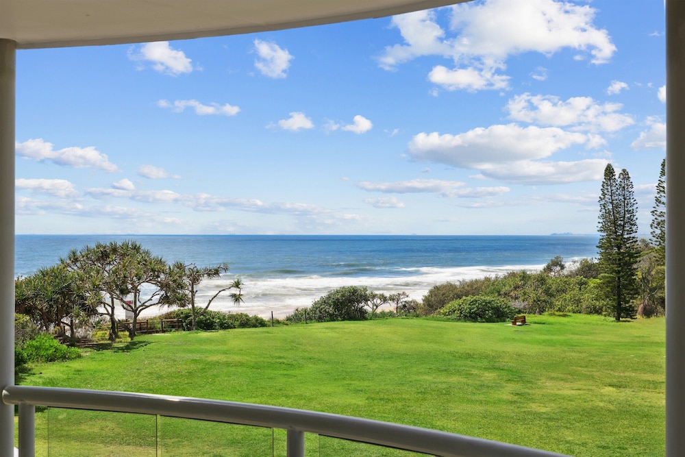Oceanside Apartment With Views of Yaroomba Beach