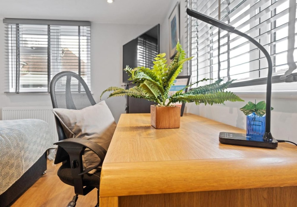 St Helens Studio With Free Parking by My Getaways view 5