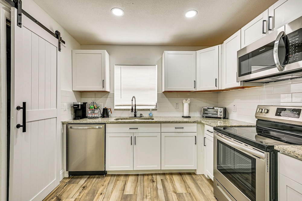 1 Mi to Busch Gardens: Modern Home w/ Private Yard