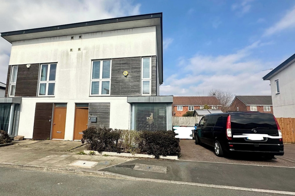 3 Bed-sleeps 6-garden-parking-pets