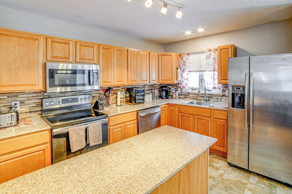 4 Mi to Dtwn: Pet-friendly Home in Utica