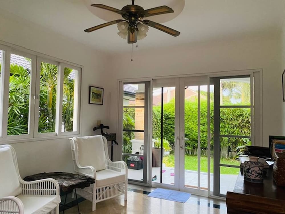 Hidden Villa Oasis Private Pool 2km to Beach&mall